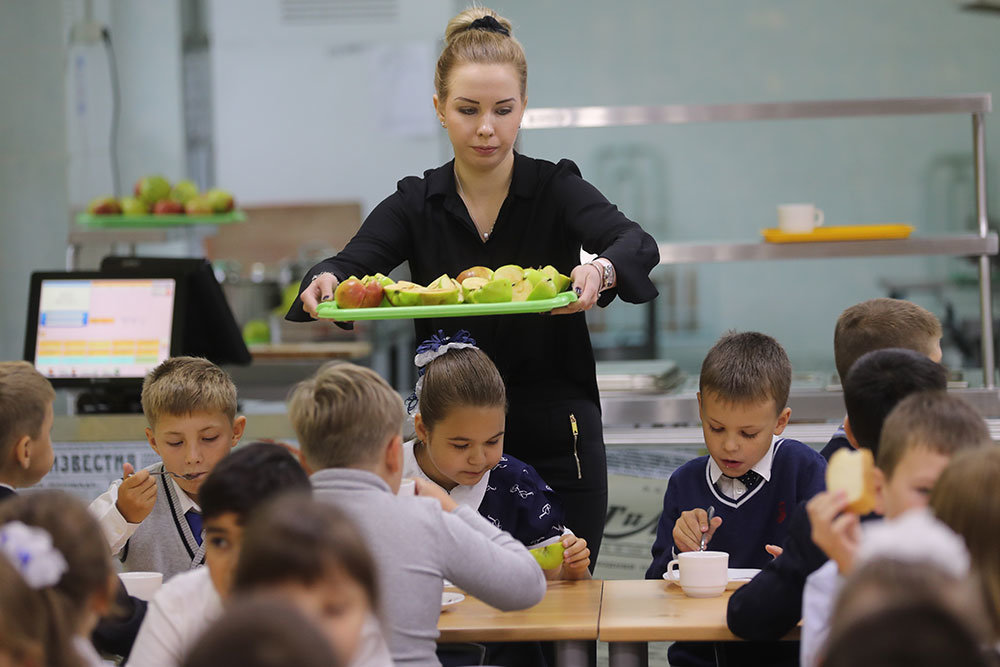 8 школа питание. Обед в школе. Питание детей в школе. Школьная еда. Еда в школе в России.