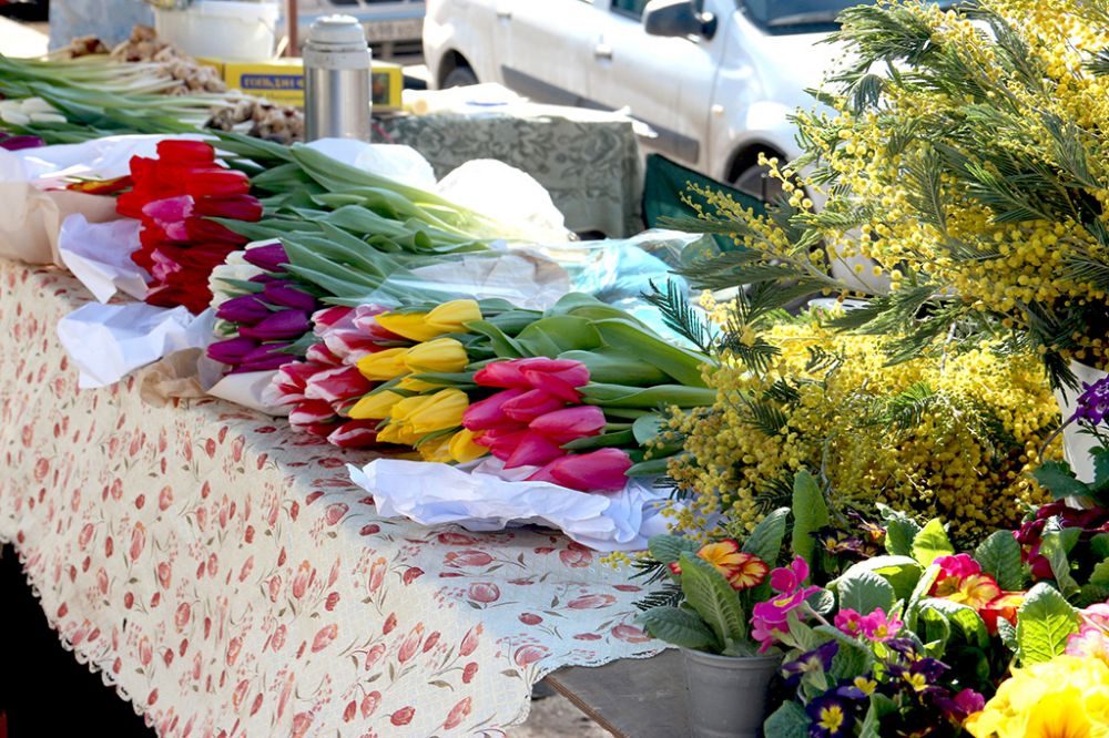 Торговля цветами Россия. Астраханский цветочный рынок Волжский. Торговля цветами на улице к 8 марту. Какими цветами торгуют